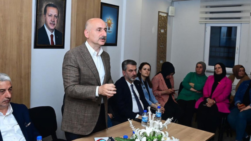 Bakan Karaismailoğlu, AK Parti Tonya İlçe Başkanlığı'nda partililerle bir araya geldi